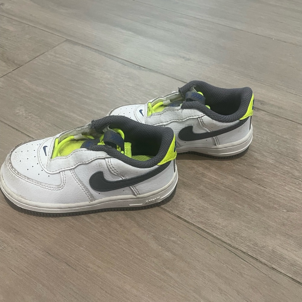 Nike - Picture 4 of 5